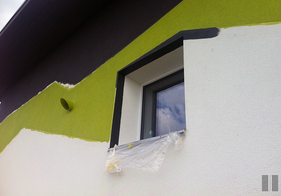 Pradedamas dažyti namo fasadas